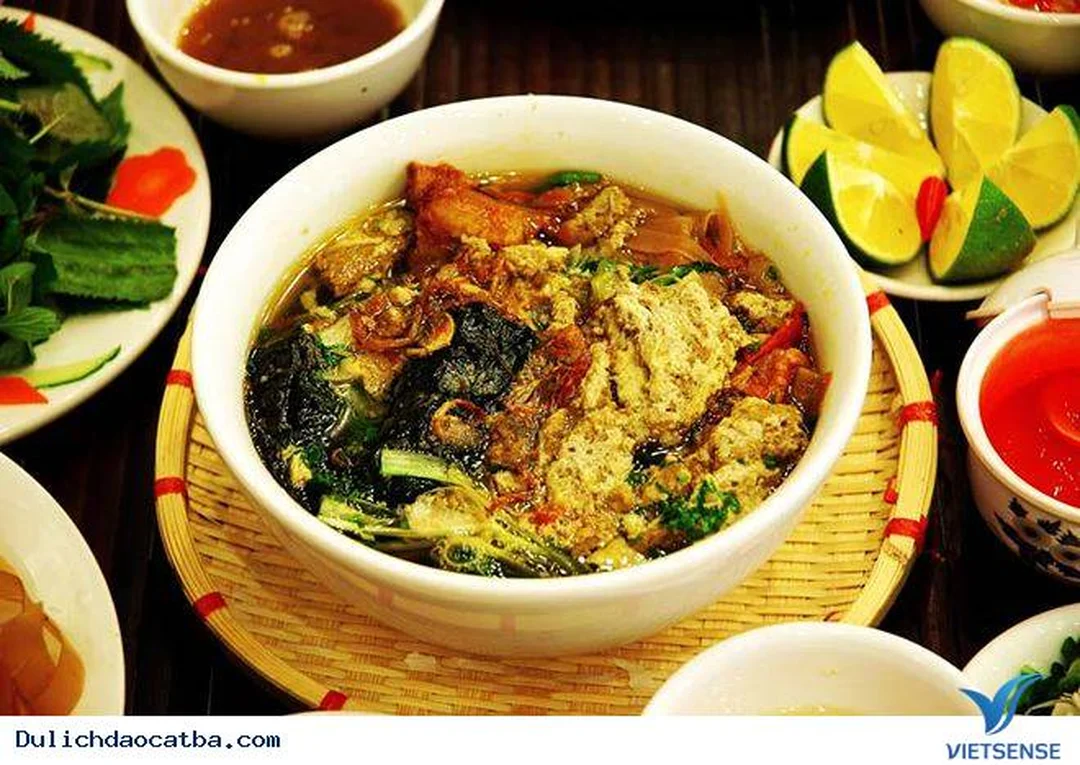 bánh đa cua cát bà với sợi bánh đa đỏ đặc trưng