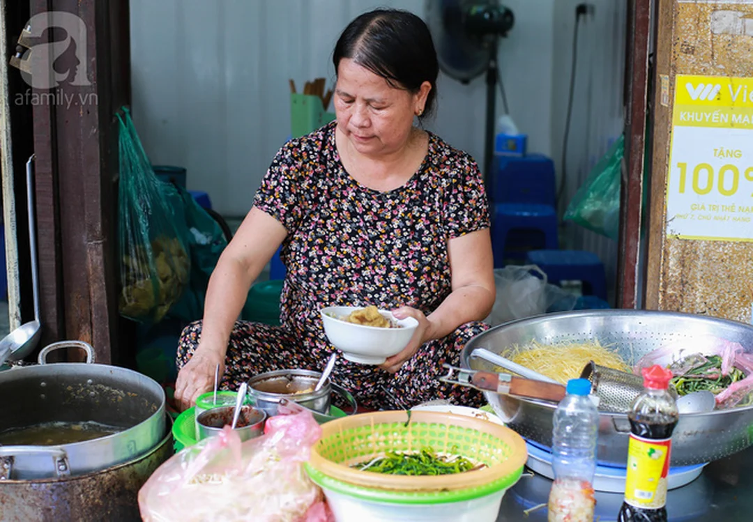 Bánh đa cua Cô Thơm phong cách phố cổ Hà Nội bánh đa cua cô thơm với sợi bánh đa đỏ và nước dùng cua đồng