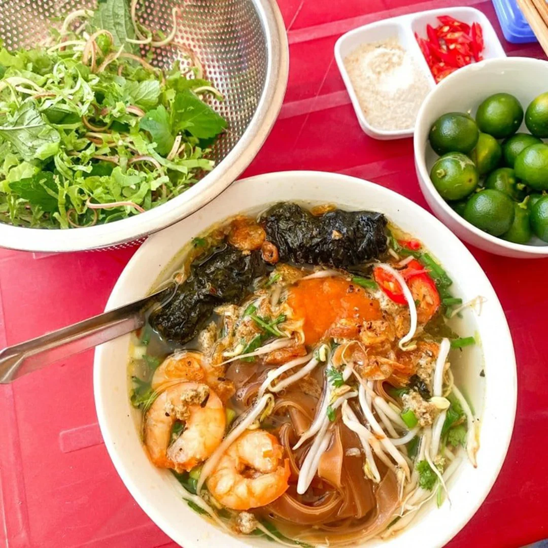 Topping bánh đa cua Cô Thơm cần cân bằng vị cua bánh đa cua cô thơm với topping rau muống chả cá và đậu rán