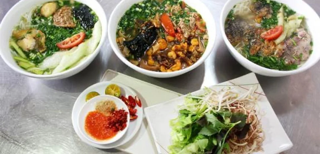 bánh đa cua cô yến full topping và rau ăn kèm
