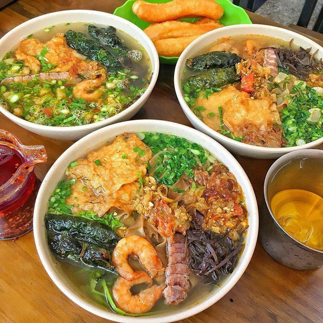 Bánh đa cua Hà Nội đầy đủ riêu cua và rau bánh đa cua hà nội đầy đủ riêu cua và rau