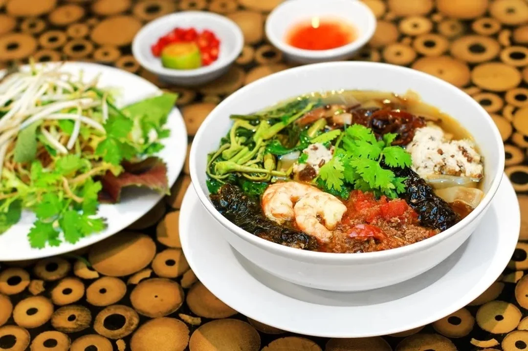 bánh đa cua hải phòng ở hà nội dạng trộn nhiều rau