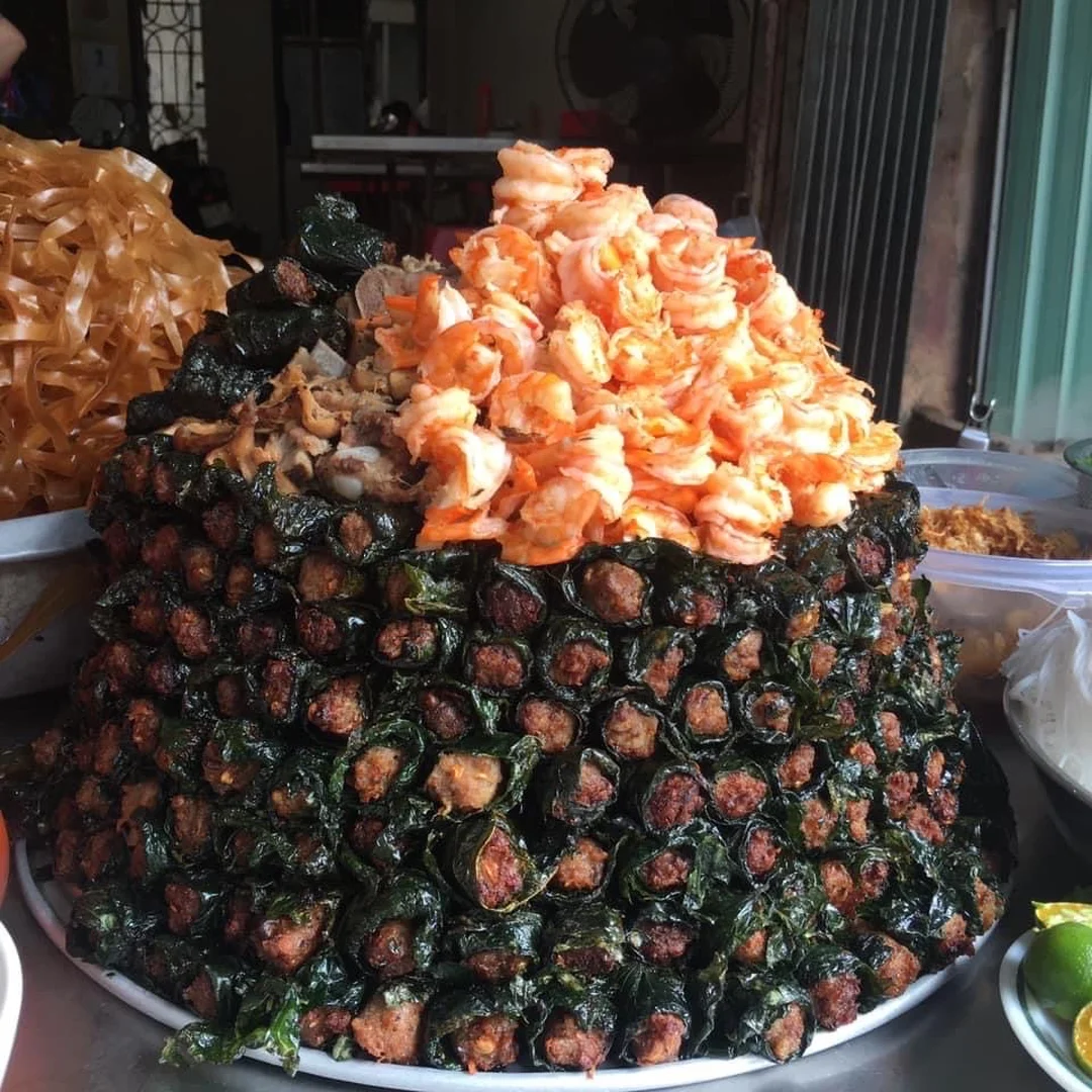 bánh đa cua làm từ gì với chả lá lốt và tôm trong bát bánh đa cua