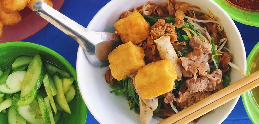 bánh đa cua phùng hưng suất ăn kèm rau và topping