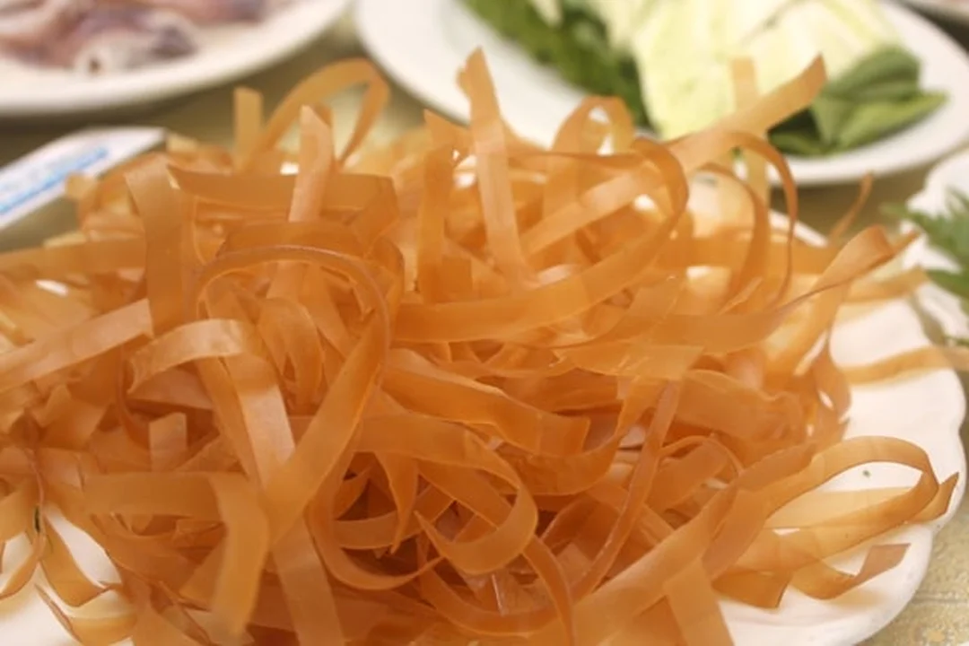 Màu nâu đỏ đặc trưng của bánh đa đỏ Hải Phòng bánh đa đỏ hải phòng màu nâu đỏ đặc trưng