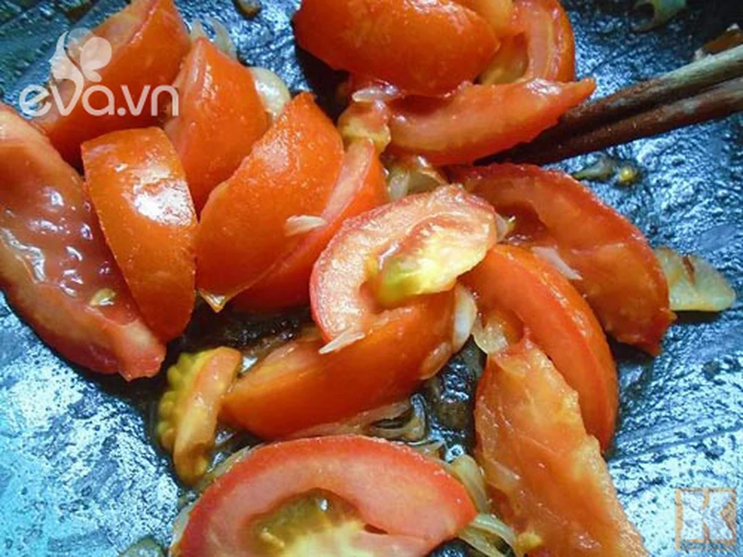 bánh đa gà nấu cà chua và nước dùng chua dịu