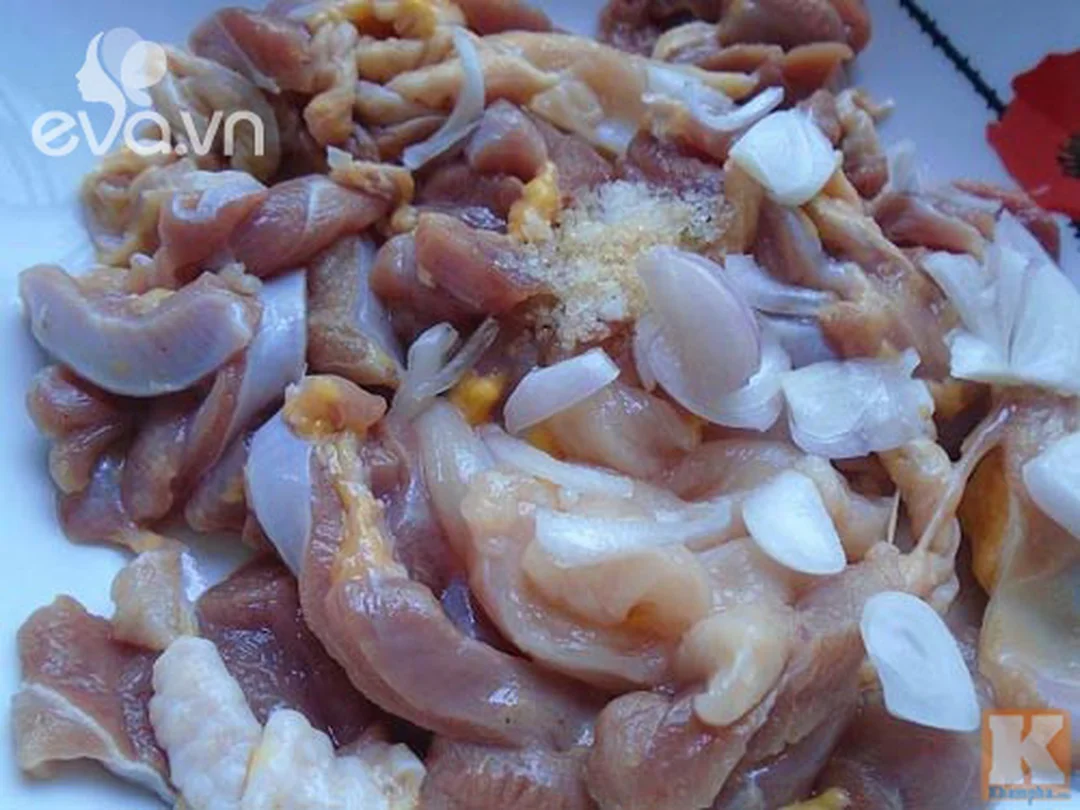 bánh đa gà ướp thịt với hành khô và gia vị