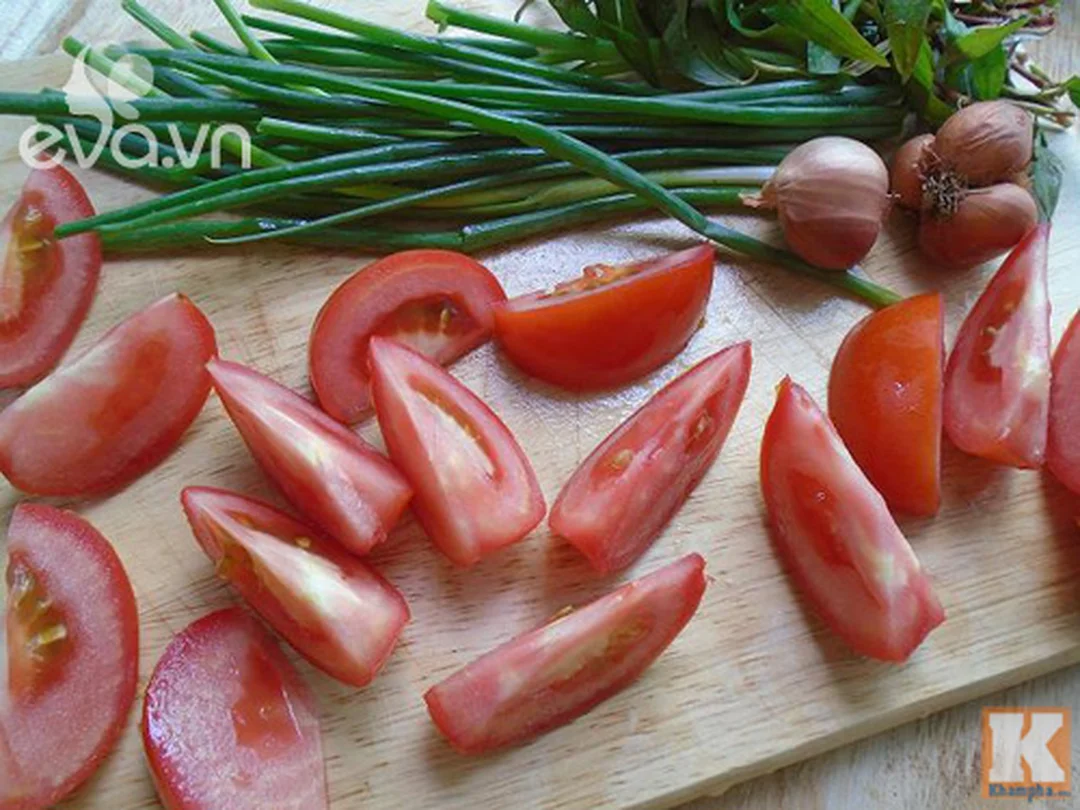 bánh đa gà với nguyên liệu cà chua hành thơm
