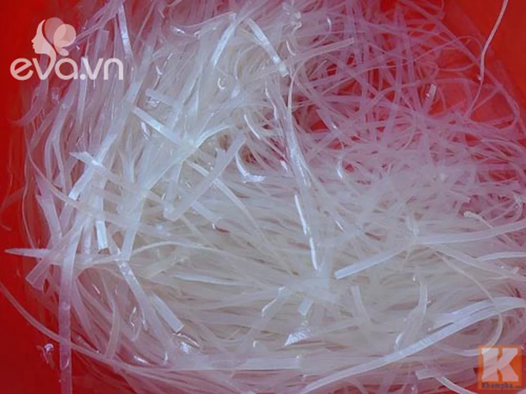 bánh đa gà với sợi bánh đa khô rửa sạch để ráo