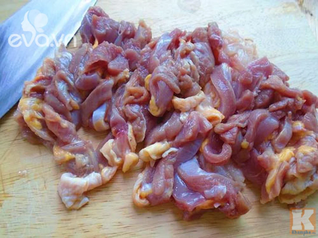 bánh đa gà với thịt gà thái miếng vừa ăn