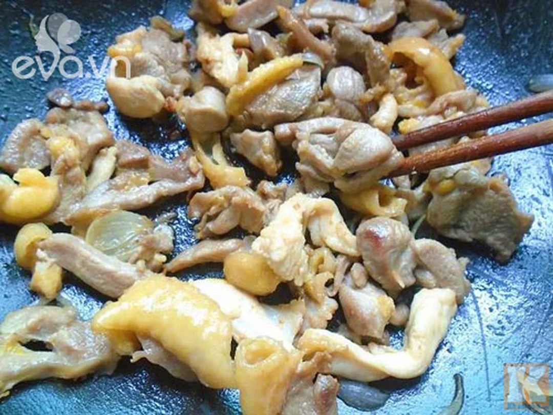bánh đa gà xào thịt gà săn mặt trên lửa lớn