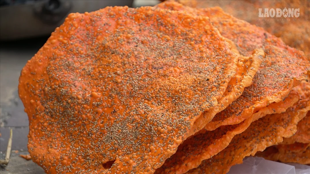 bánh đa gấc phơi nắng trên phên