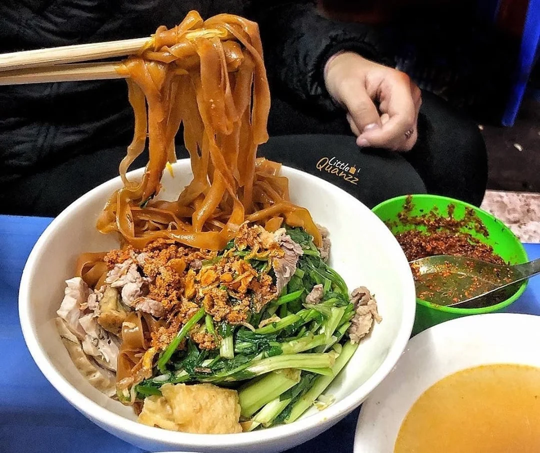bánh đa hà nội dạng trộn với bánh đa đỏ và rau ăn kèm