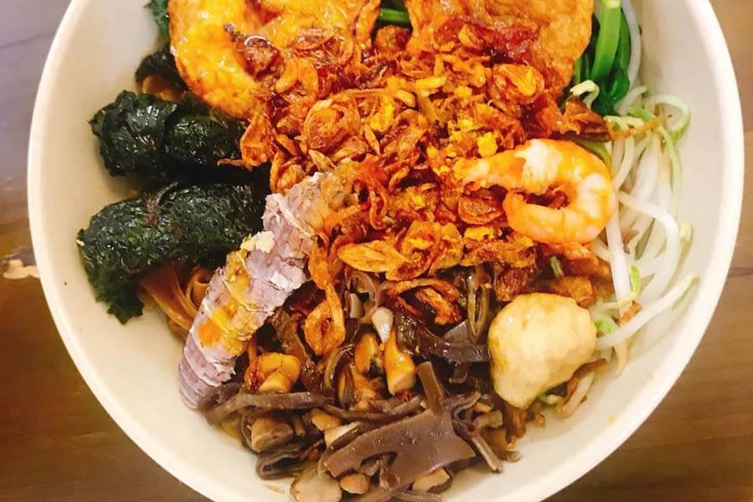 bánh đa hà nội tại quán phố cổ với phần topping đầy đủ