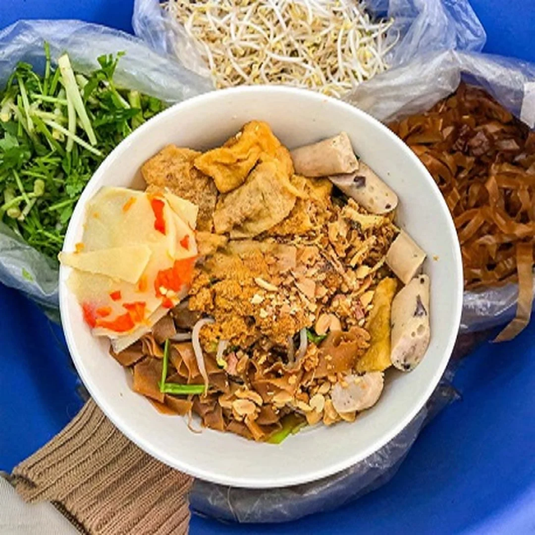 bánh đa hà nội với bát bánh đa cua và rau xanh