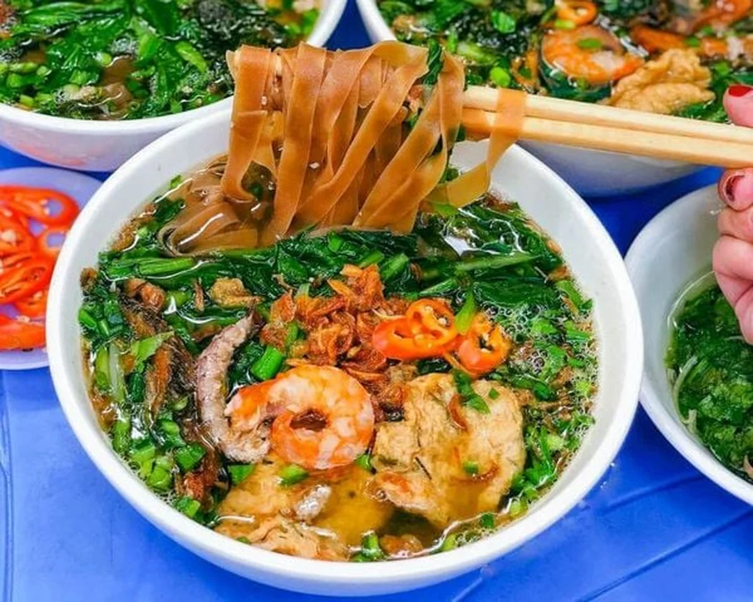 bánh đa hải phòng với tô bánh đa cua đỏ nhiều topping