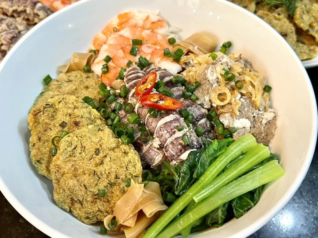 Bánh đa hải sản với nước dùng và rau thơm bánh đa hải sản với nước dùng và rau thơm