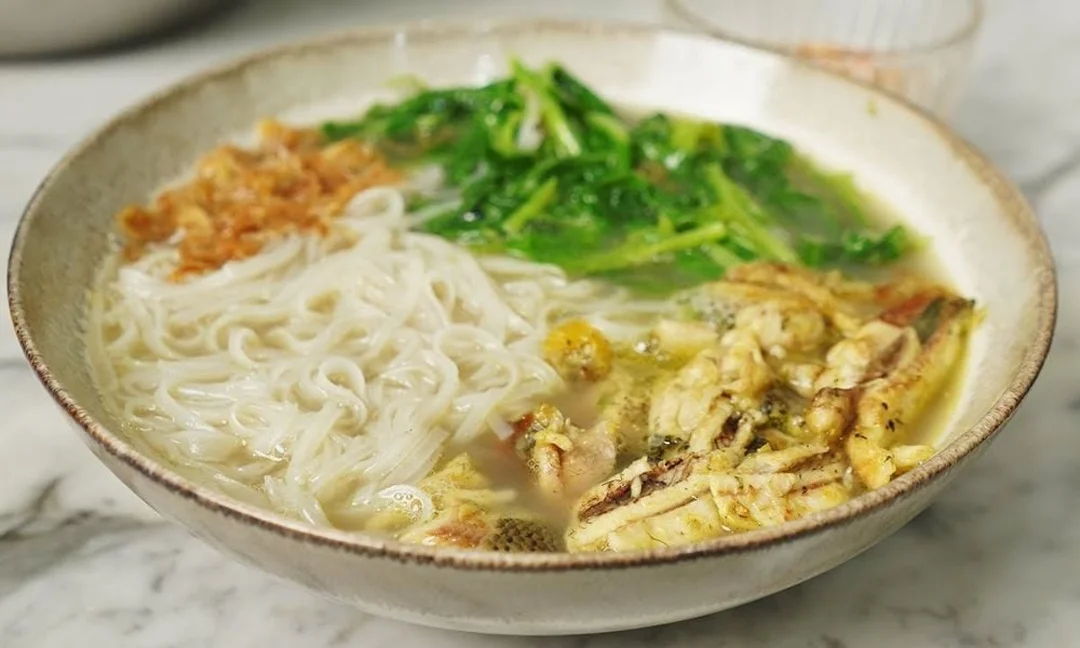 bánh đa nấu cá rô với nước dùng trong và rau xanh
