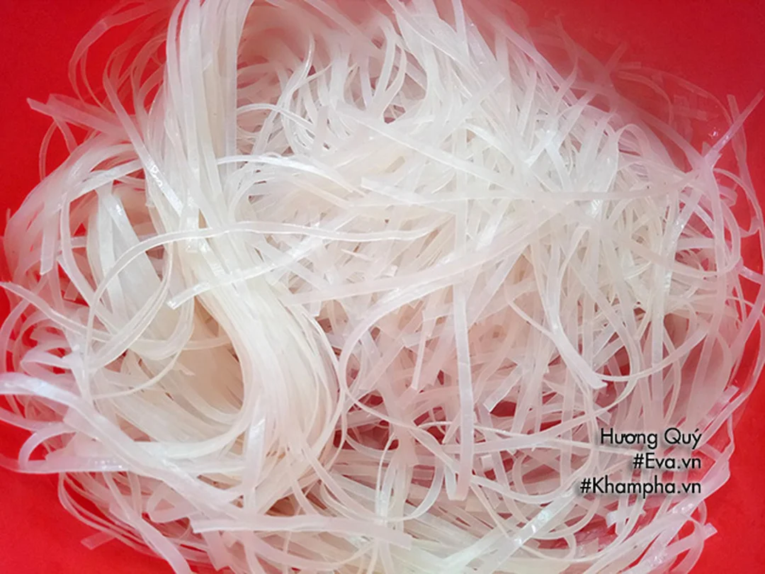 bánh đa nấu sườn non chả viên cho bữa gia đình
