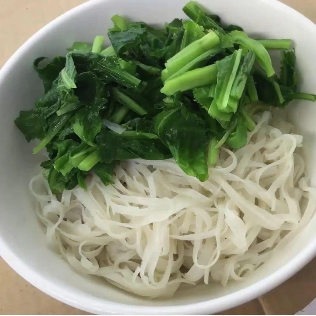 bánh đa nấu trong công đoạn hoàn thành nước dùng