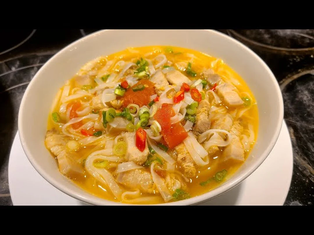 bánh đa nấu với phần topping cua và rau ăn kèm