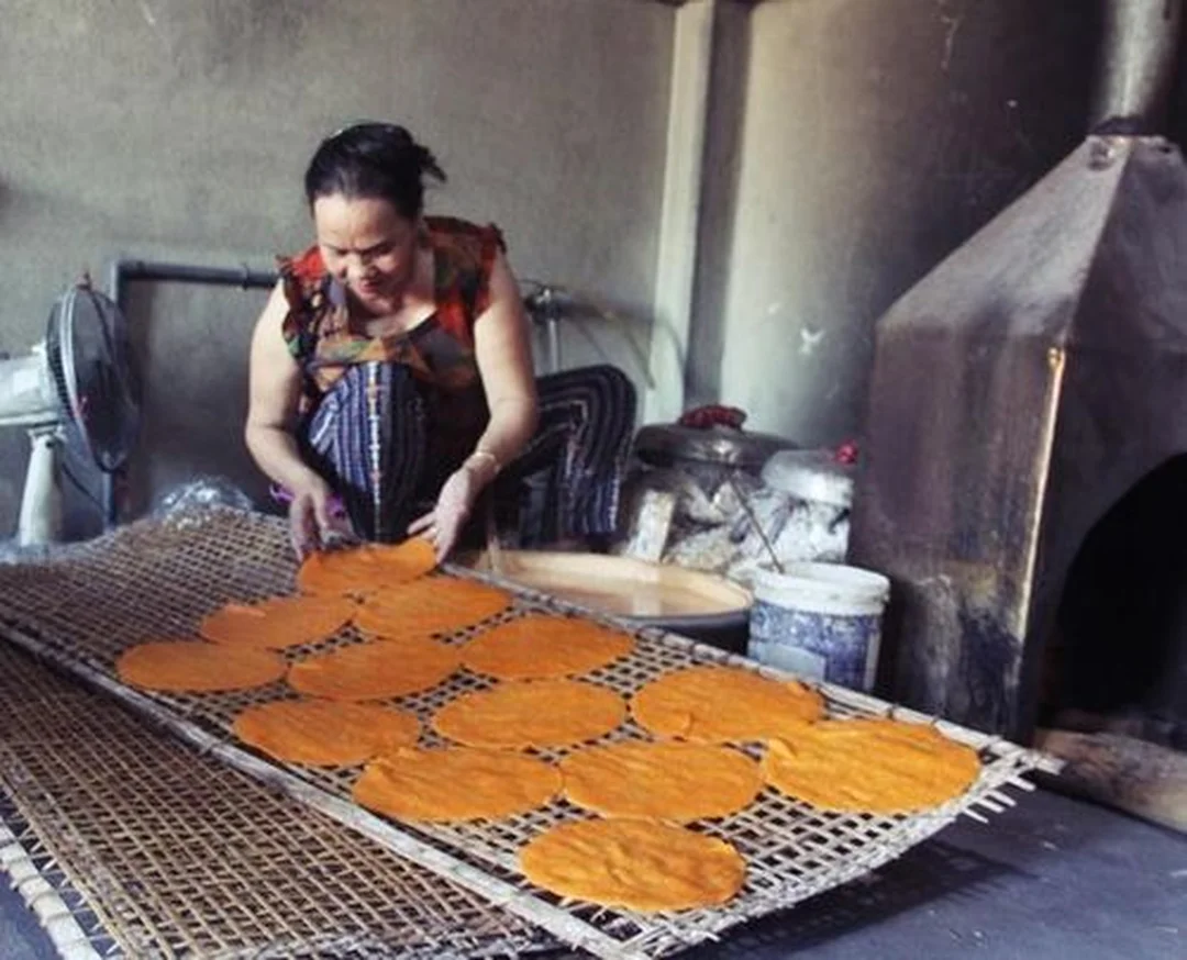 bánh đa nghệ an sau hấp được xếp lên phên tre