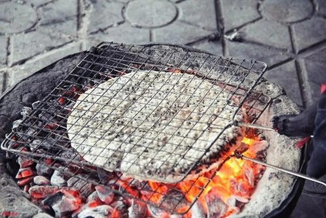 bánh đa nghệ an vừng đen sau khi nướng giòn