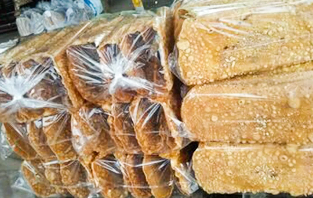 bánh đa ngọt Bắc Giang giòn tan thơm vị gừng khi mua làm quà