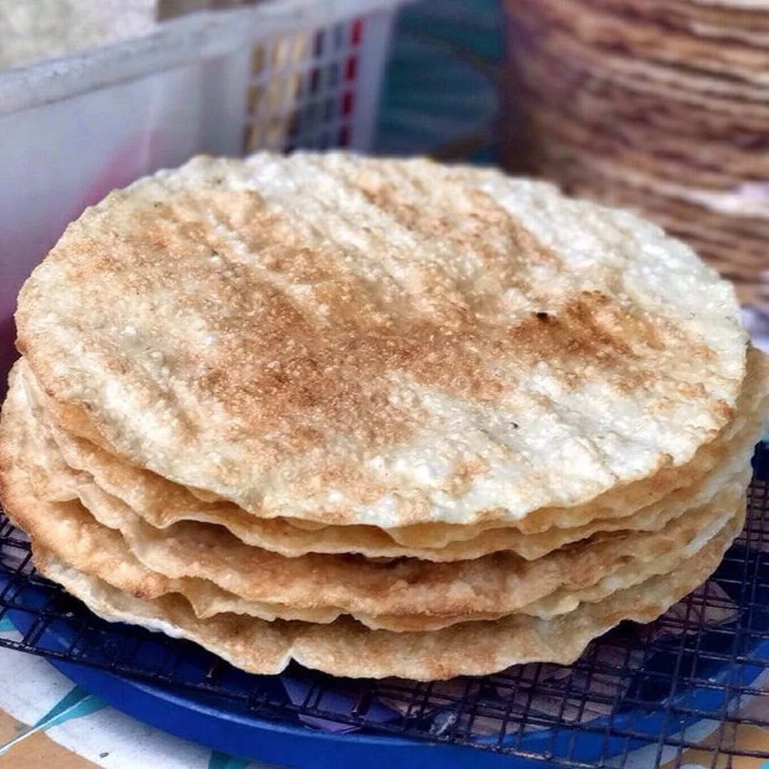 Bánh đa nướng ăn kèm món xào bánh đa nướng ăn kèm món xào và rau thơm