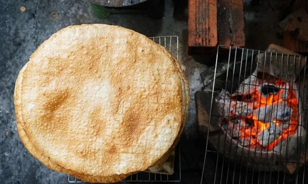 Bánh đa nướng mè đen giòn thơm bánh đa nướng mè đen giòn thơm đặt trên mẹt tre