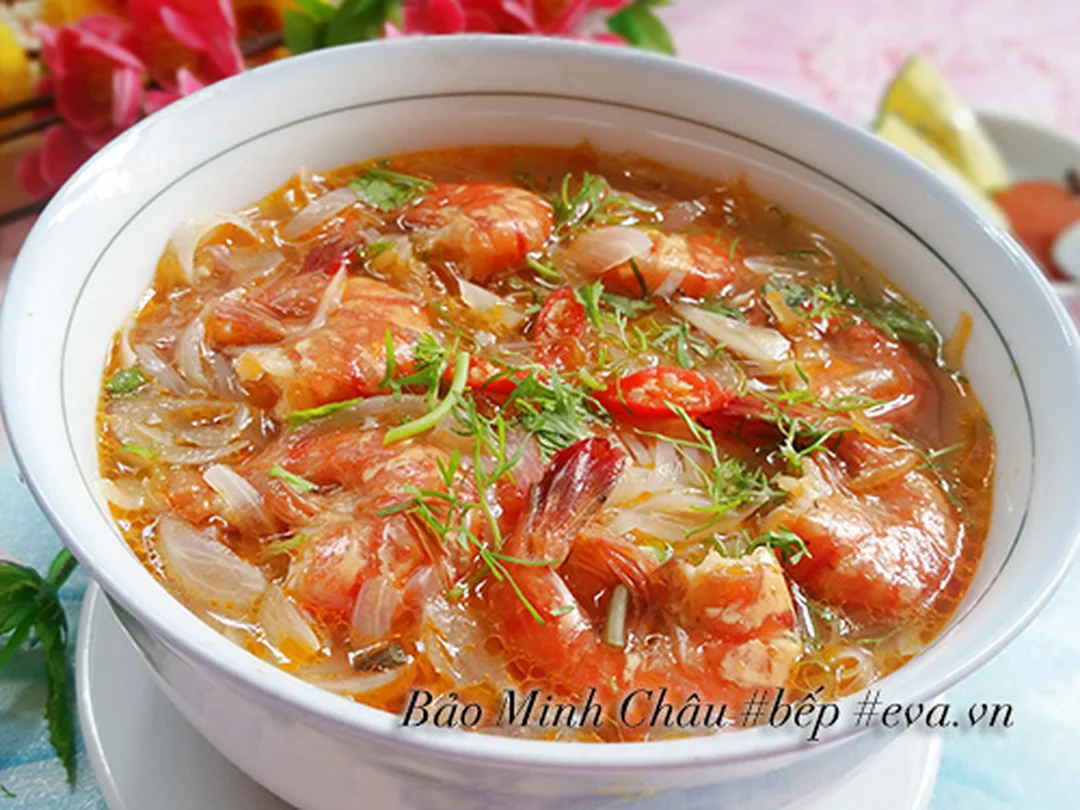 bánh đa tôm dùng nóng với rau thơm và tôm chín
