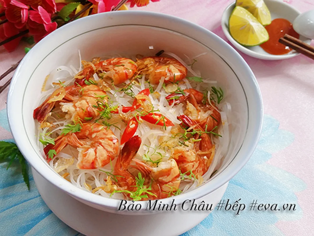 bánh đa tôm hoàn thiện với nước dùng nóng