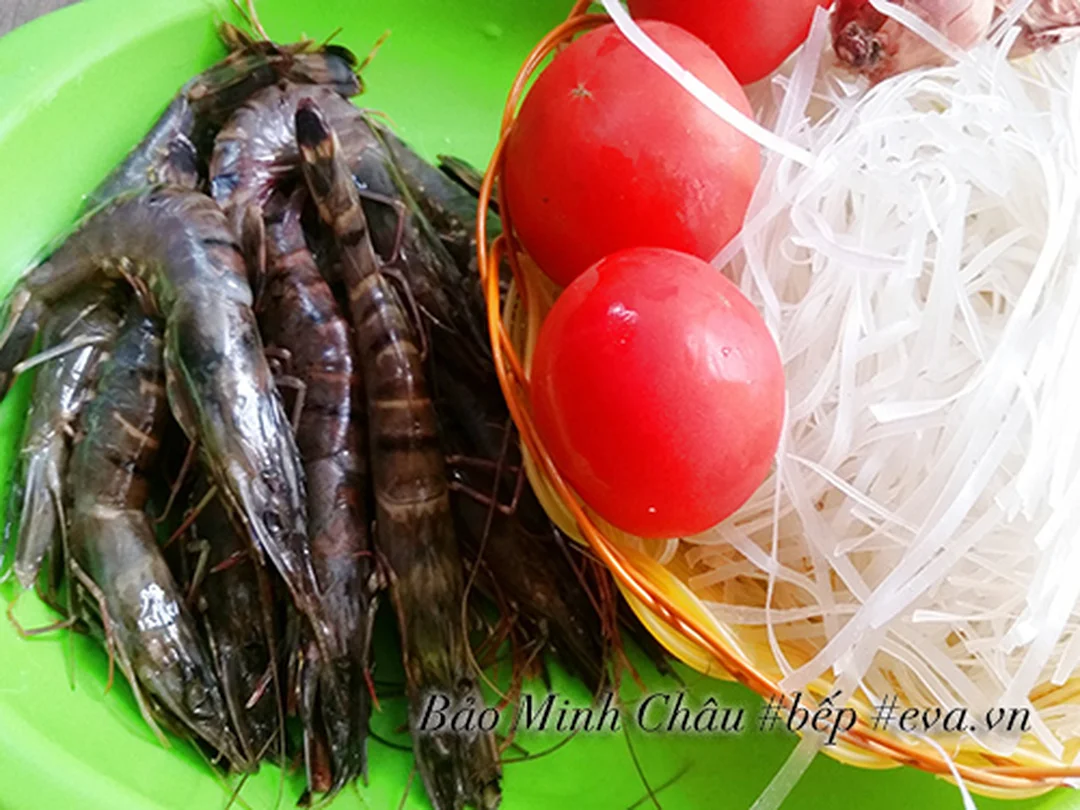 bánh đa tôm với nguyên liệu bánh đa và rau thơm