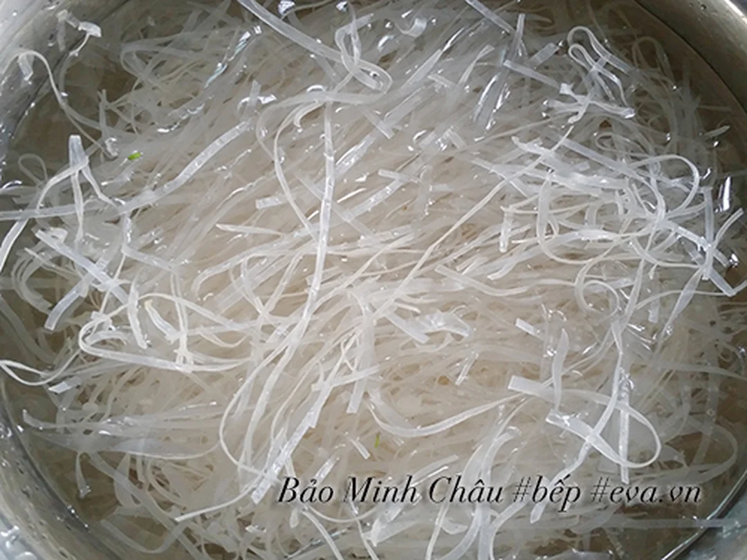 bánh đa tôm với sợi bánh đa được ngâm mềm