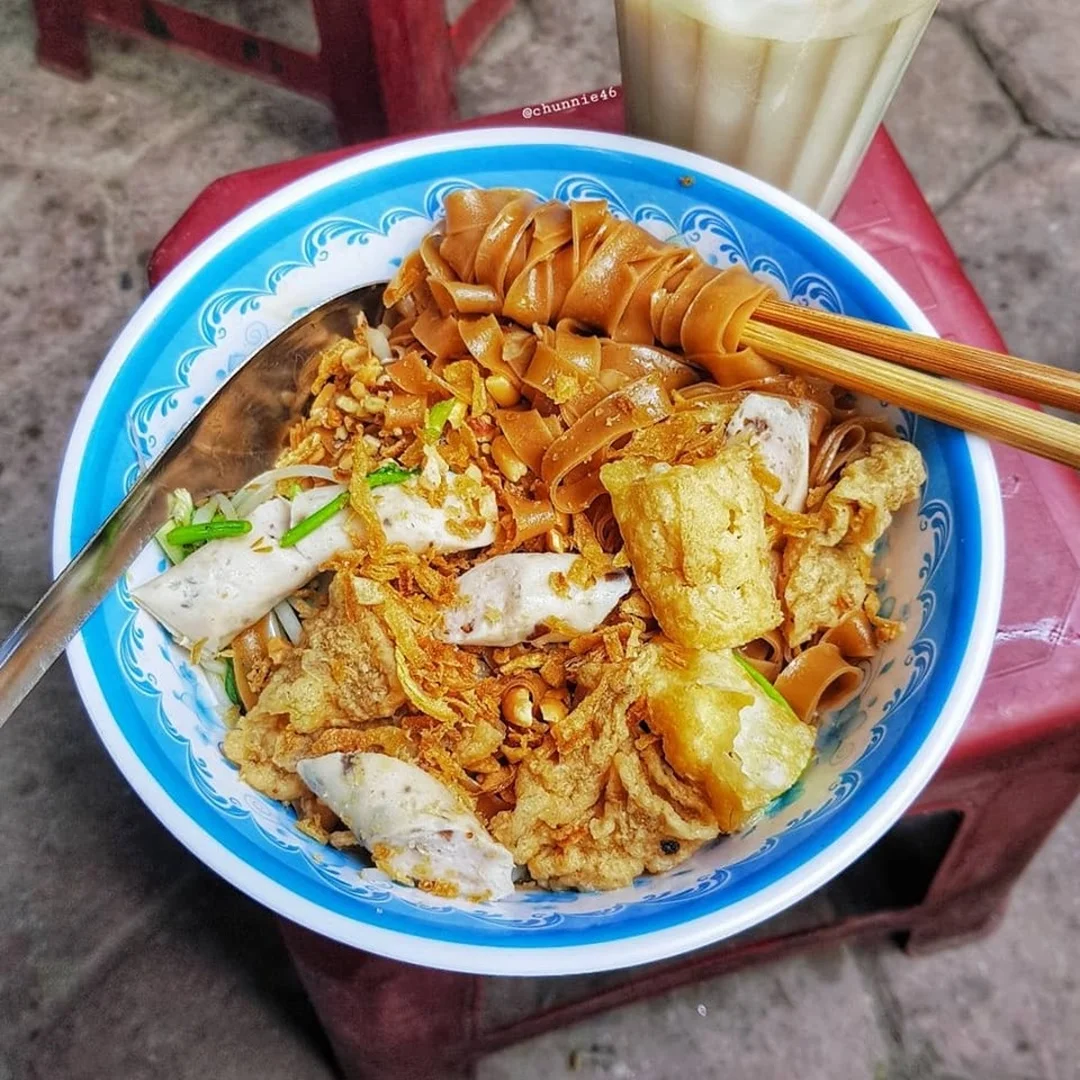 bánh đa trộn hàng chĩnh nhìn gần sợi bánh đa và topping