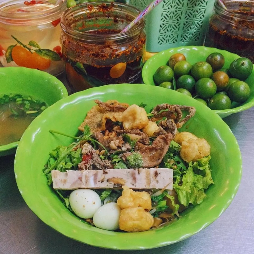 bánh đa trộn hàng chĩnh trong khu phố cổ