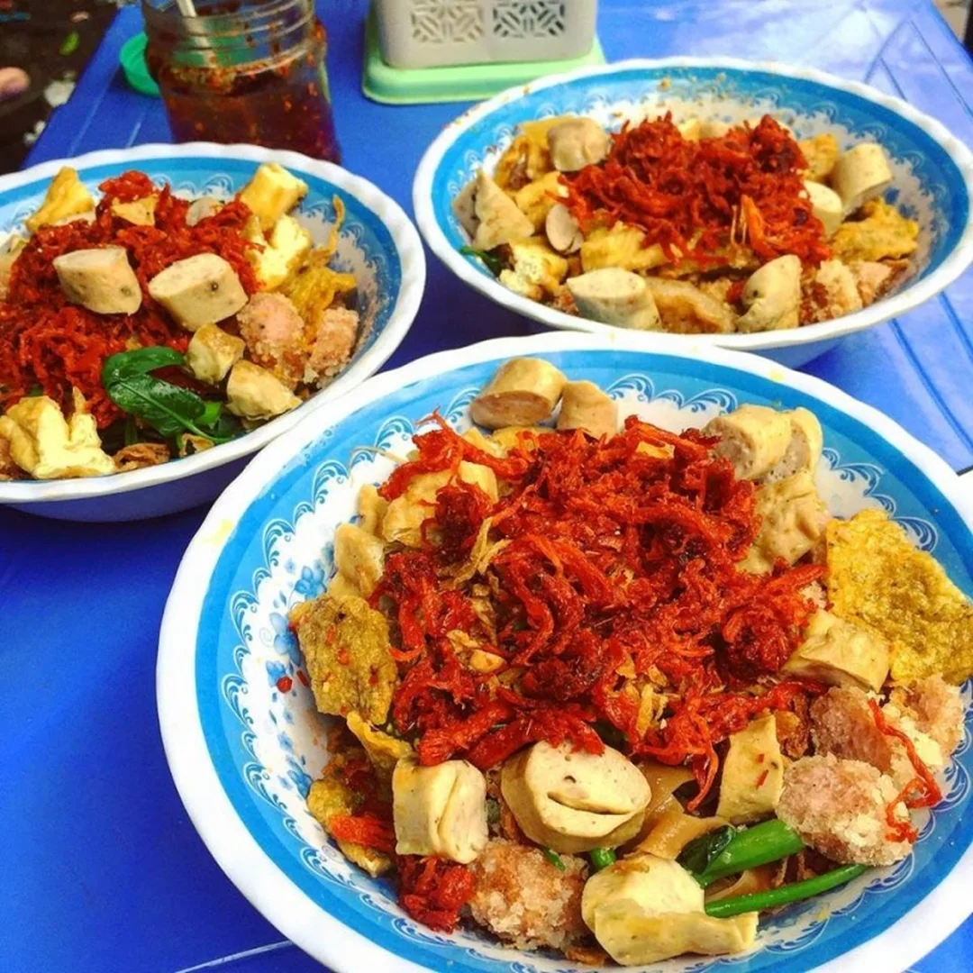 bánh đa trộn hàng chĩnh với gạch cua và chả cá