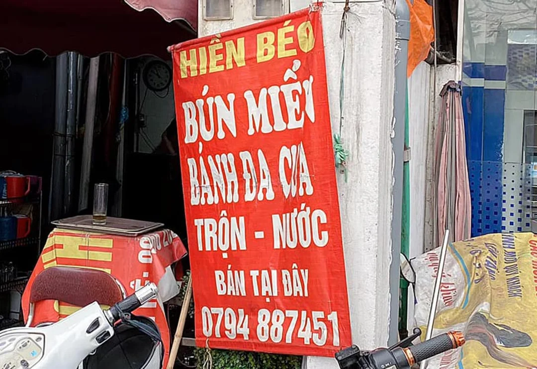 bánh đa trộn Hiền Béo ăn tại quán bánh đa trộn Hiền Béo với sợi bánh đa cua và rau ăn kèm