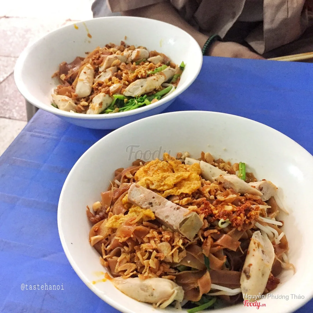 Bánh đa trộn Ngõ Huyện có rau xanh và hành phi bánh đa trộn ngõ huyện với rau xanh và hành phi