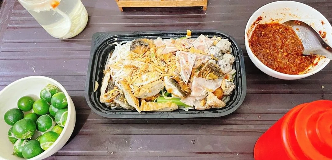 Bánh đa trộn như mây kèm topping đầy đủ bánh đa trộn như mây kèm topping đầy đủ