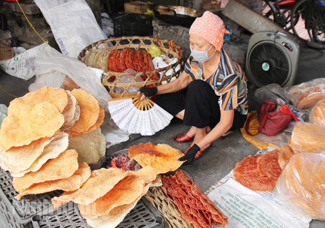 bánh đa vừng phơi thủ công trong làng nghề