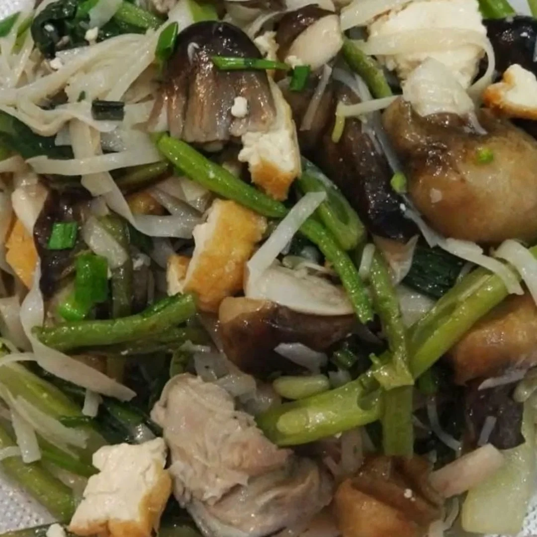 Bánh đa xào hoàn thành với màu sợi bóng đẹp bánh đa xào hoàn thành với màu sợi bóng đẹp