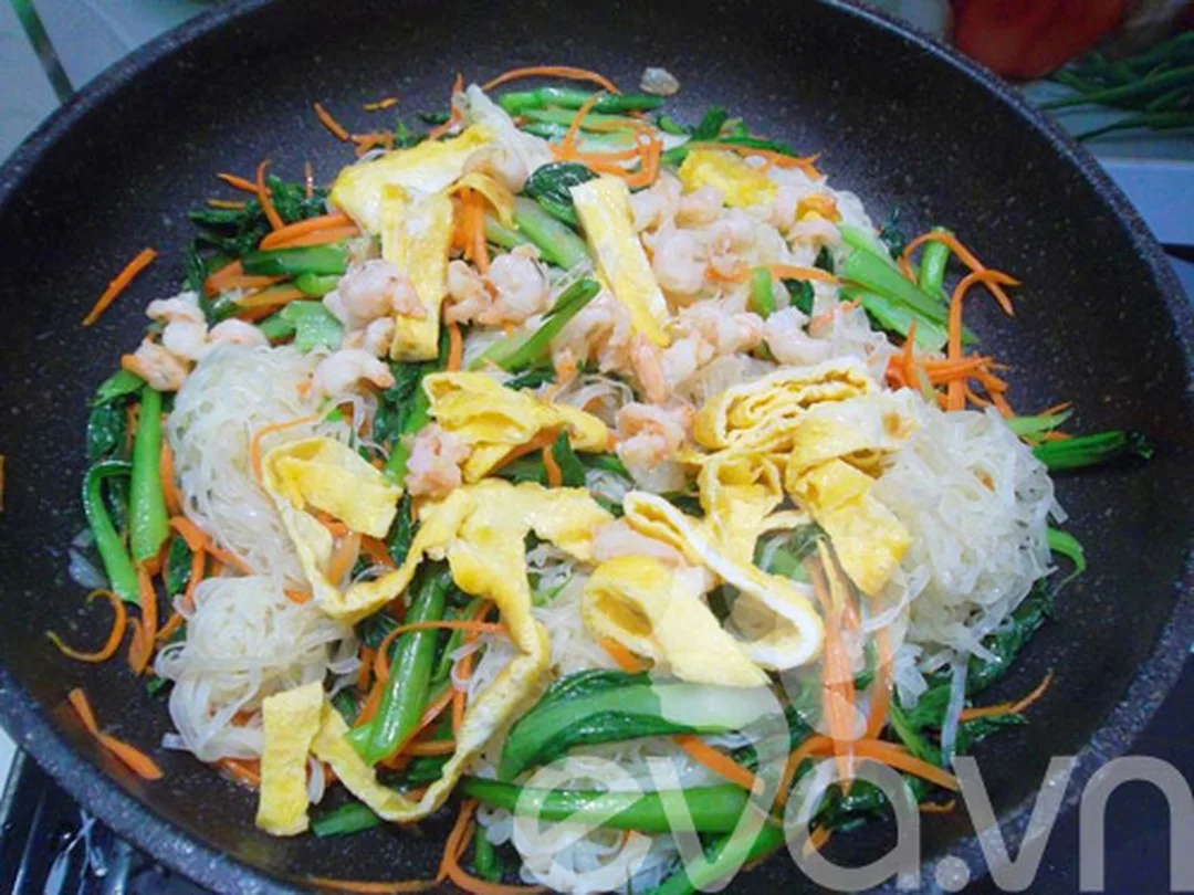 Bánh đa xào thập cẩm với thịt và rau bánh đa xào thập cẩm với thịt và rau