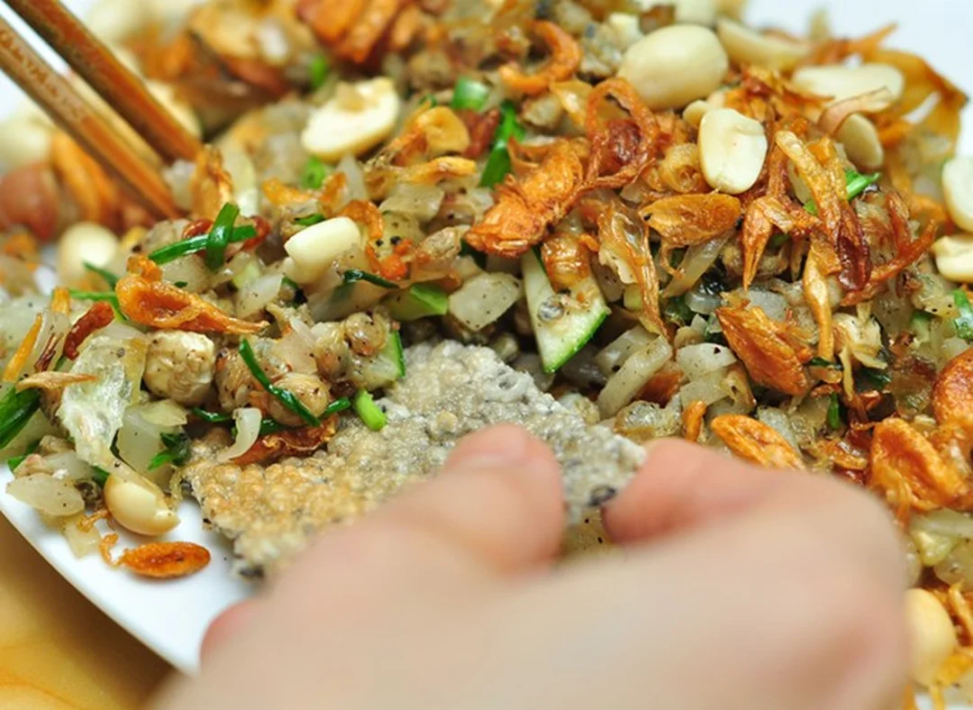 Bánh đa xúc hến Nghệ An xào nhanh trên chảo nóng Bánh đa xúc hến Nghệ An xào nhanh trên chảo nóng