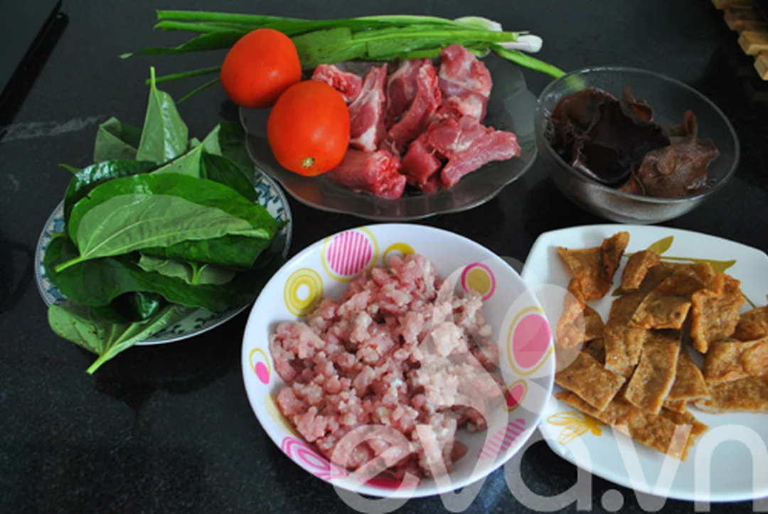 cách làm bánh đa cua với nguyên liệu cua đồng và bánh đa đỏ