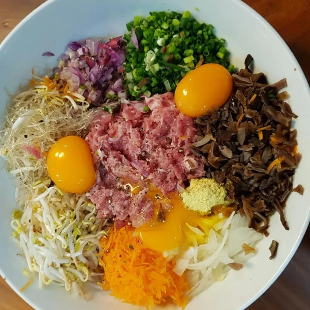 Nhân bánh đa nem trộn ráo và đều cách làm bánh đa nem ngon với phần nhân được trộn đều