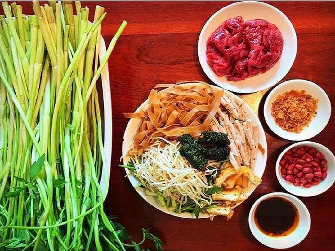 cách làm bánh đa trộn với chả cá rau muống và lạc rang