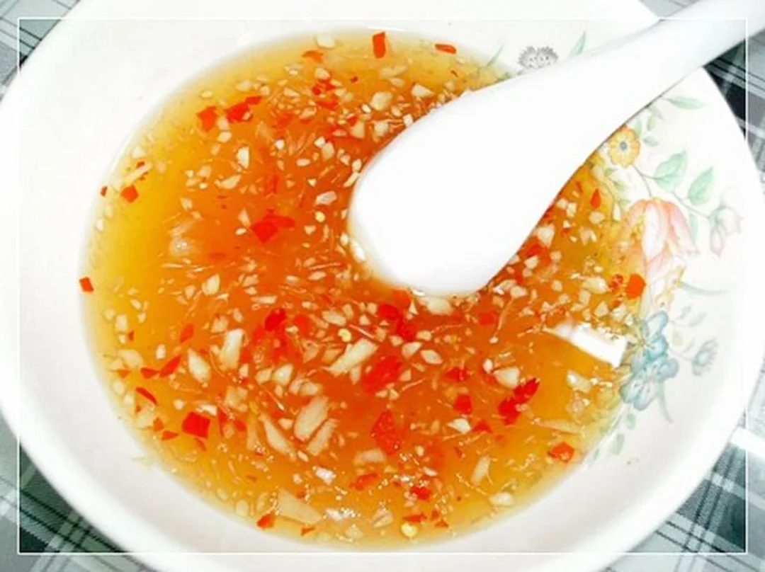 Cách pha nước chấm bánh đa nem với tỏi ớt nổi đẹp cách pha nước chấm bánh đa nem với tỏi ớt nổi đẹp
