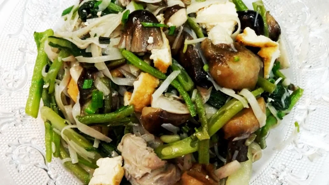 Cách xào bánh đa không bị dính với thành phẩm bánh đa xào chay cách xào bánh đa không bị dính với đĩa bánh đa xào chay hoàn chỉnh