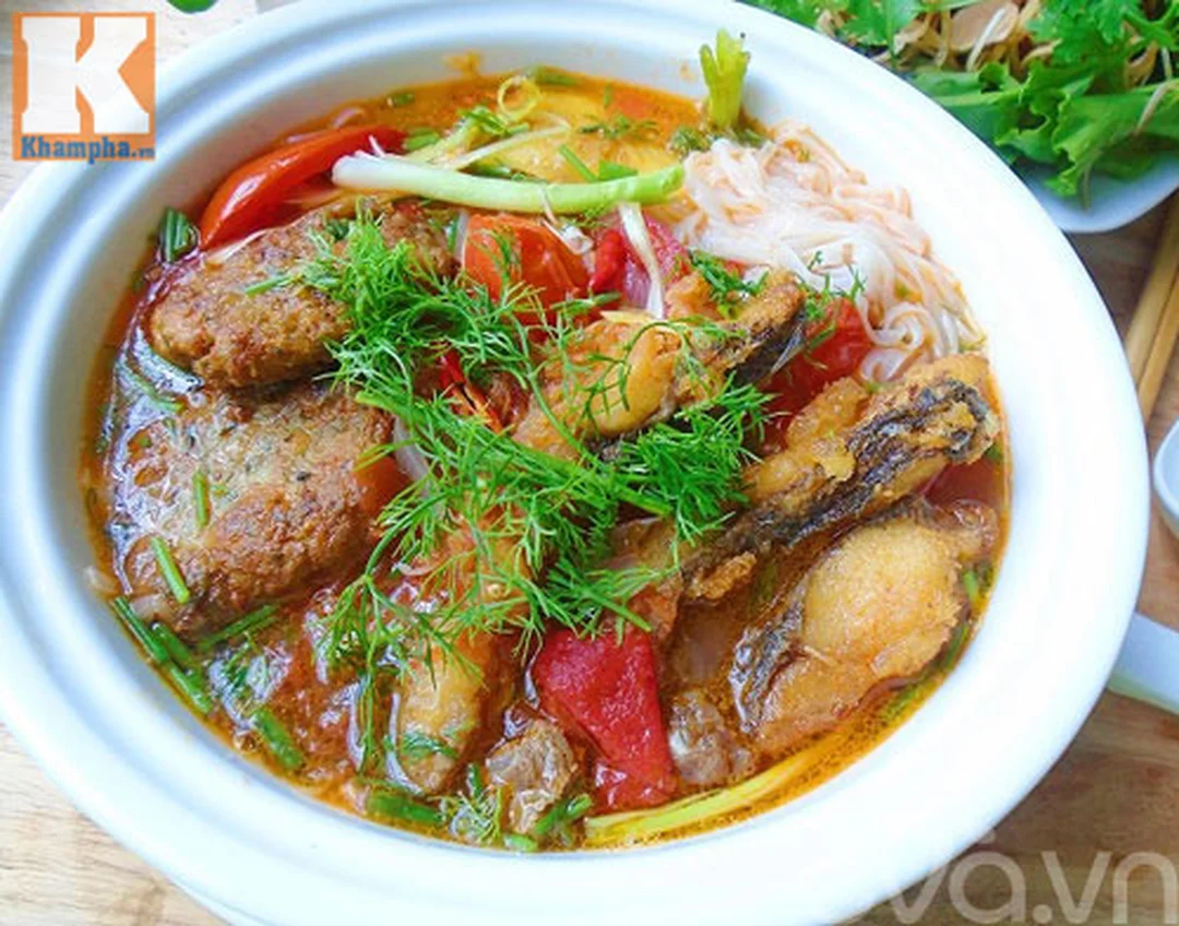 Canh bánh đa cá rô với rau xanh tươi canh bánh đa cá rô với rau xanh và cá chiên